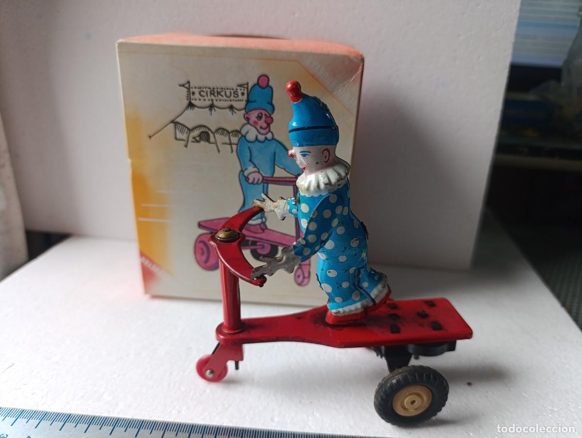 Juguetes antiguos de hojalata: PAYASO CON PATINETE - - CHAPA - HOJALATA - DE CUERDA - EN CAJA