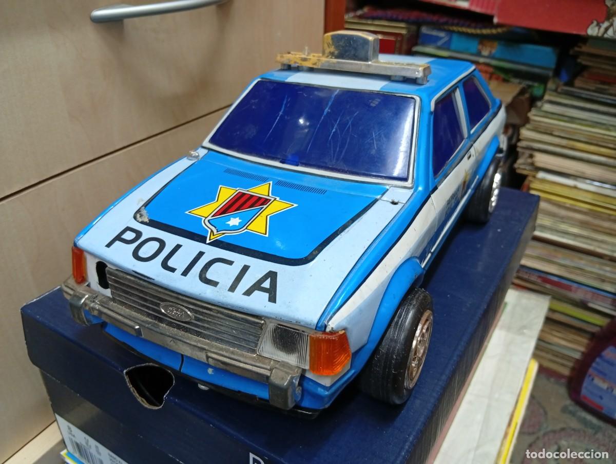 Juguetes antiguos de hojalata: Coche de hojalata Ford Escort. EGE,Espa&ntilde;a a&ntilde;os 80. Con faltas.