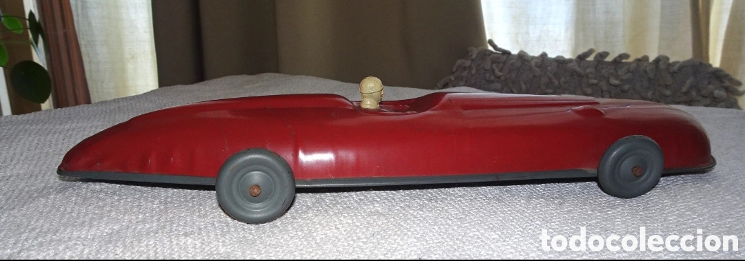 Juguetes antiguos de hojalata: B&oacute;lido dise&ntilde;o Bugatti o Ferrari rojo