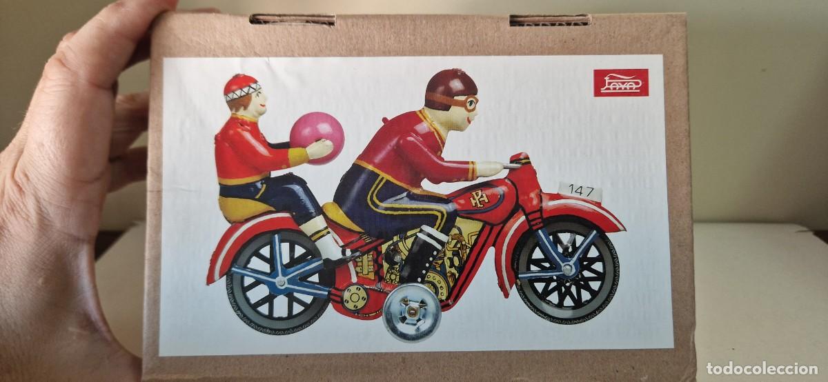 Juguetes antiguos de hojalata: Juguete JAYA: Motociclista con pasajero con caja original en perfecto estado