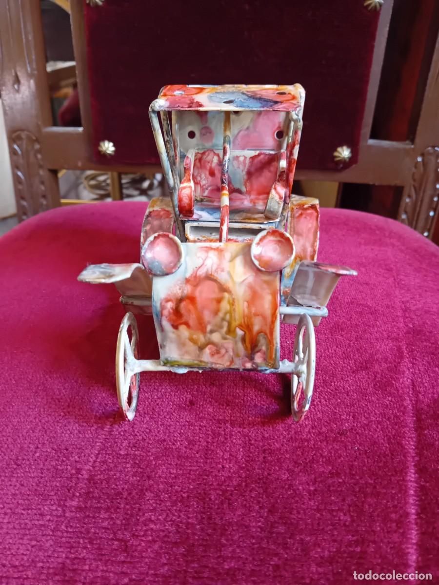 Juguetes antiguos de hojalata: Coche de hierro esmaltado r&eacute;plica de 1920 - Foto 2
