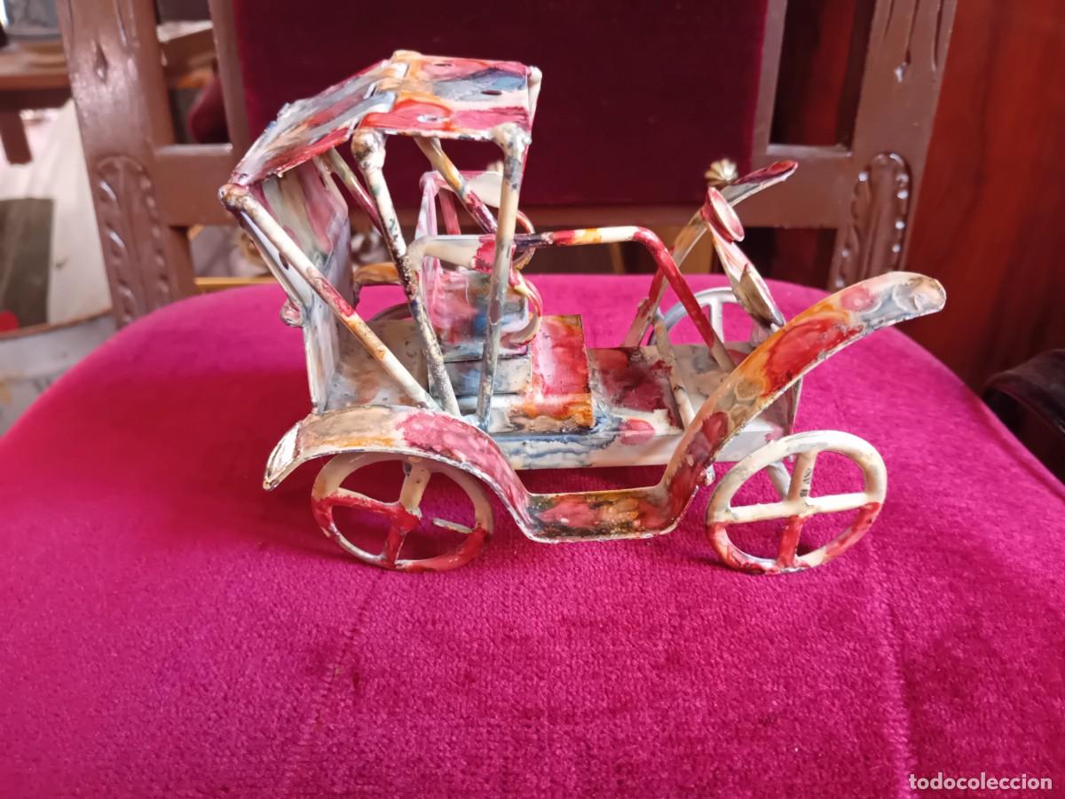 Juguetes antiguos de hojalata: Coche de hierro esmaltado r&eacute;plica de 1920 - Foto 3
