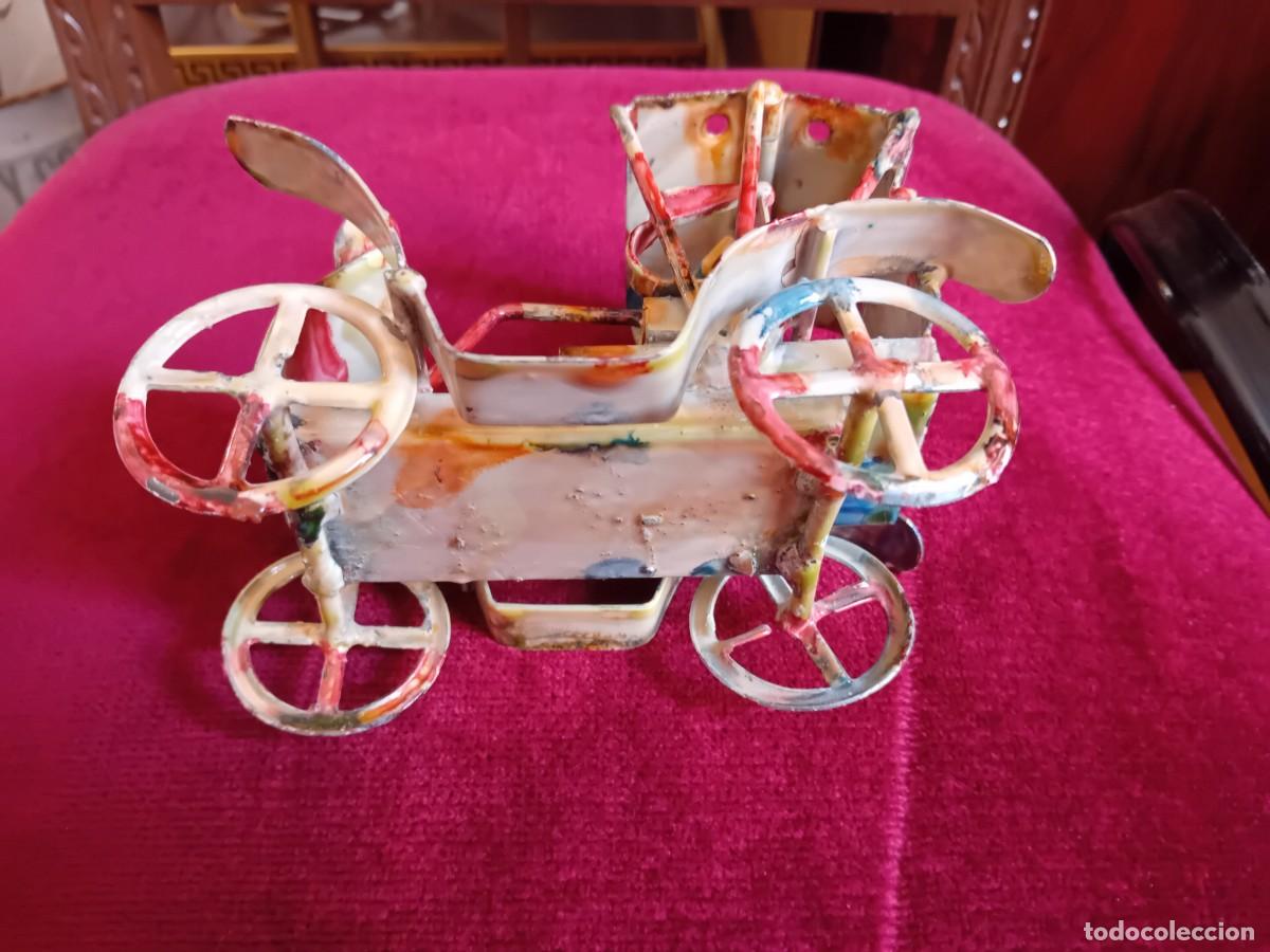 Juguetes antiguos de hojalata: Coche de hierro esmaltado r&eacute;plica de 1920 - Foto 5