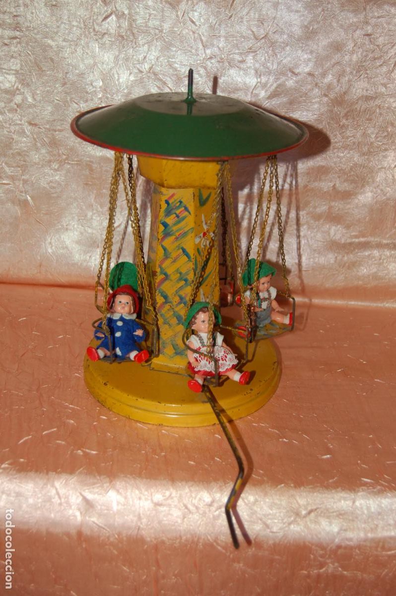 Juguetes antiguos de hojalata: carrusel de lat&oacute;n antiguo con mu&ntilde;ecas antiguo