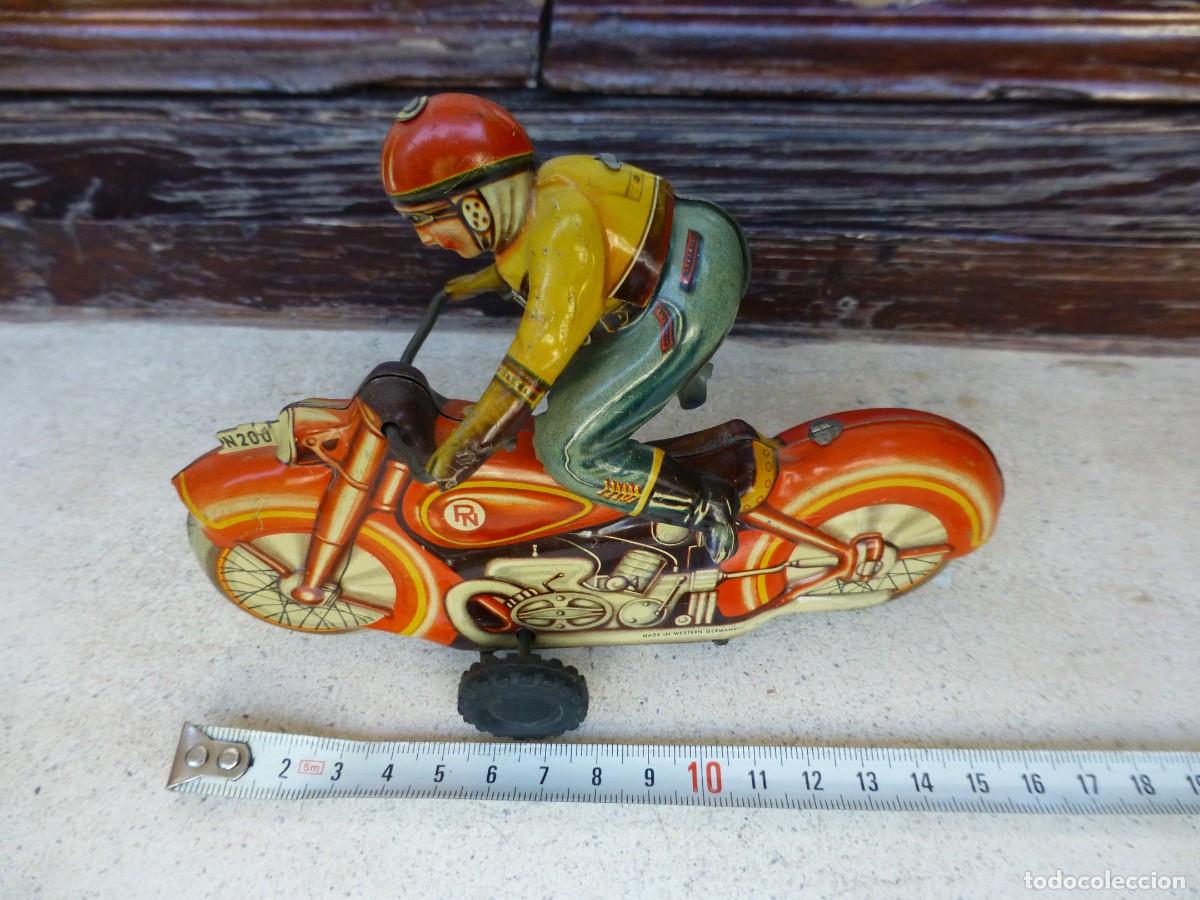 Juguetes antiguos de hojalata: Moto antigua de Hojalata con cuerda, el piloto se levanta - Alemania