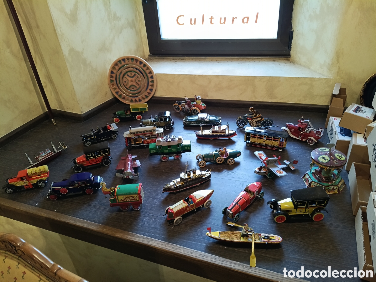 Juguetes antiguos de hojalata: Colecci&oacute;n de r&eacute;plicas de juguetes de lata paya. 26 nuevos a cuerda