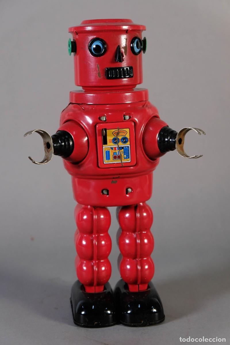 Juguetes antiguos de hojalata: ROBOT ROBBY EN HOJALATA ROJO - MECANISMO A CUERDA - FUNCIONA