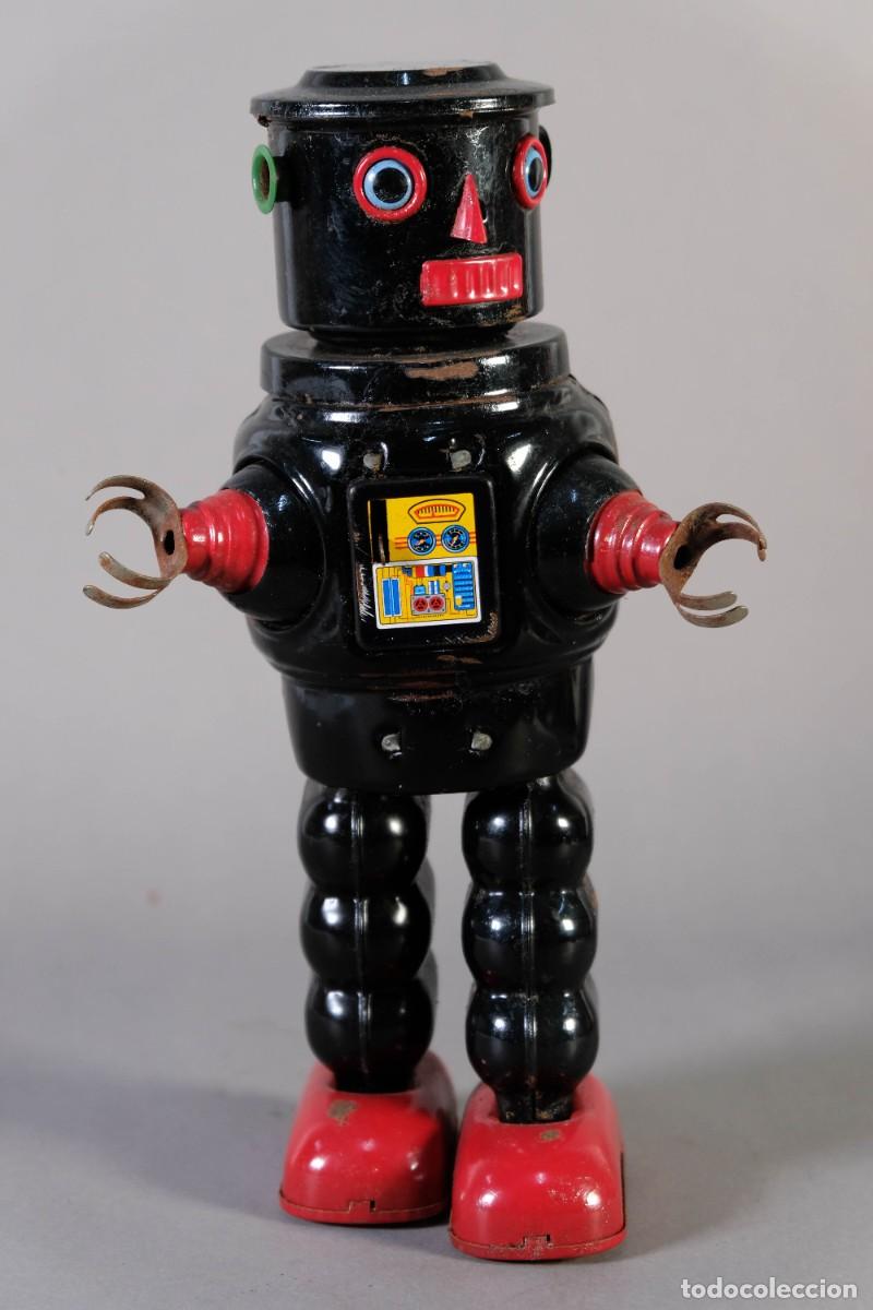 Juguetes antiguos de hojalata: ROBOT ROBBY EN HOJALATA NEGRO DE HAHA TOYS - MECANISMO A CUERDA - FUNCIONA