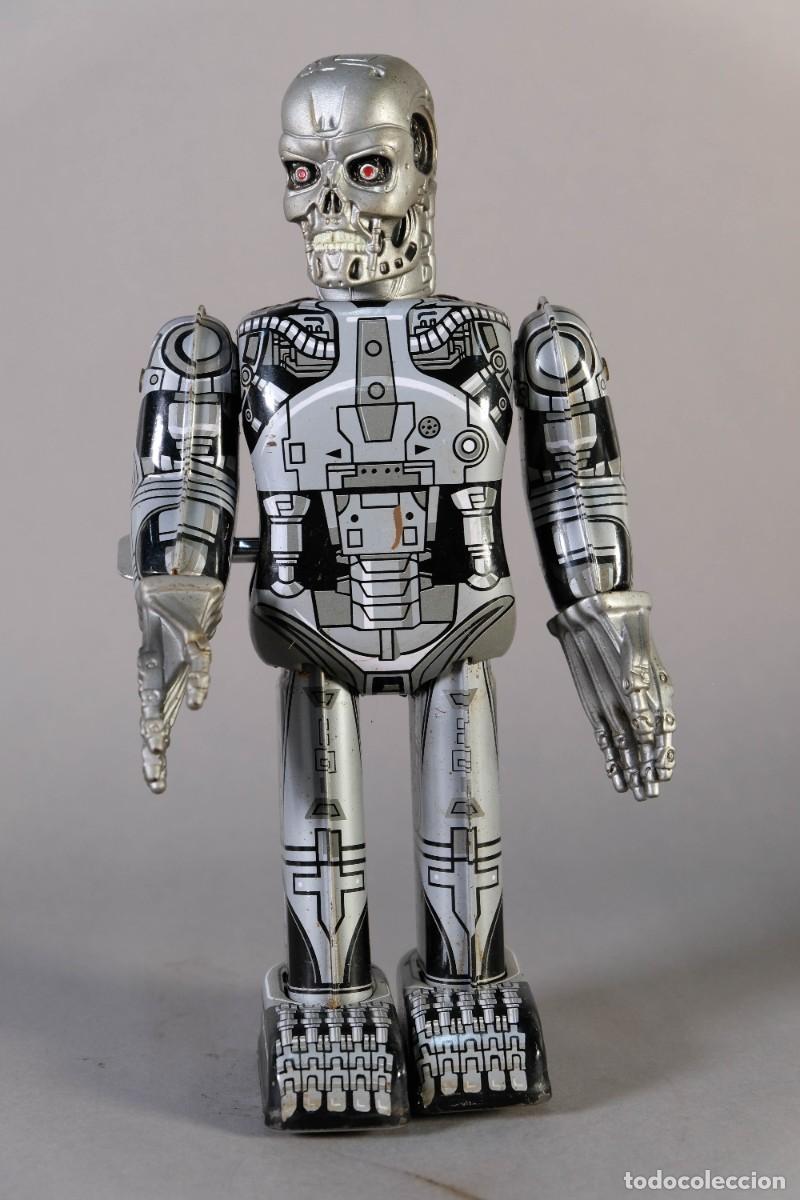 Juguetes antiguos de hojalata: ROBOT TERMINATOR EN HOJALATA MADE IN CHINA - MECANISMO A CUERDA - FUNCIONA