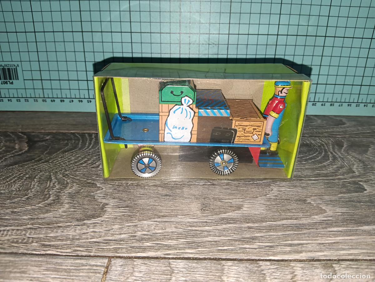 Juguetes antiguos de hojalata: Reproduccion juguete de hojalata Tin toys Coche transportador de equipaje maletas a cuerda