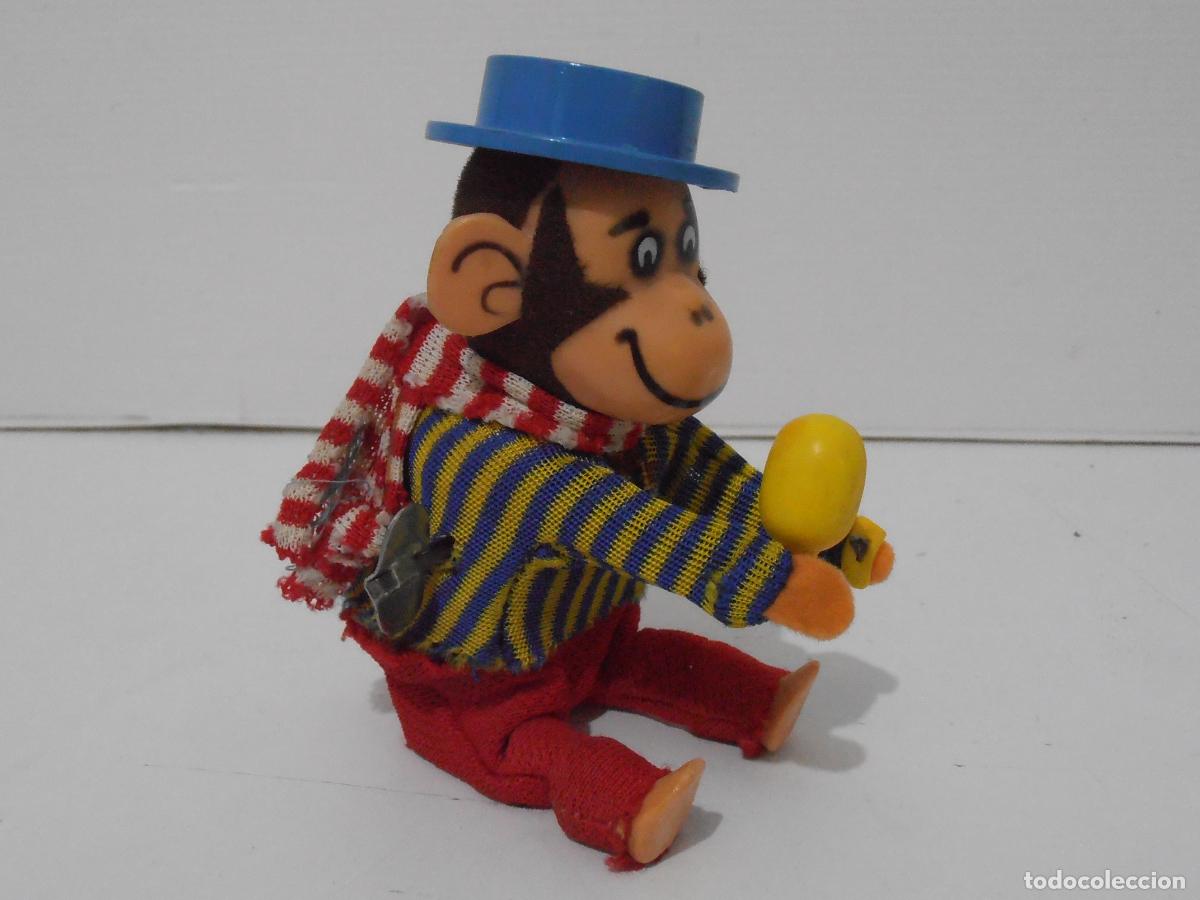 Juguetes antiguos de hojalata: MONO CON SOMBRERO Y MARACA A CUERDA, MADE IN SPAIN