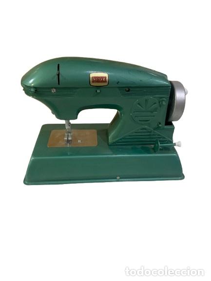 Juguetes antiguos de hojalata: Maquina de coser Eureka Junior de juguete vintage