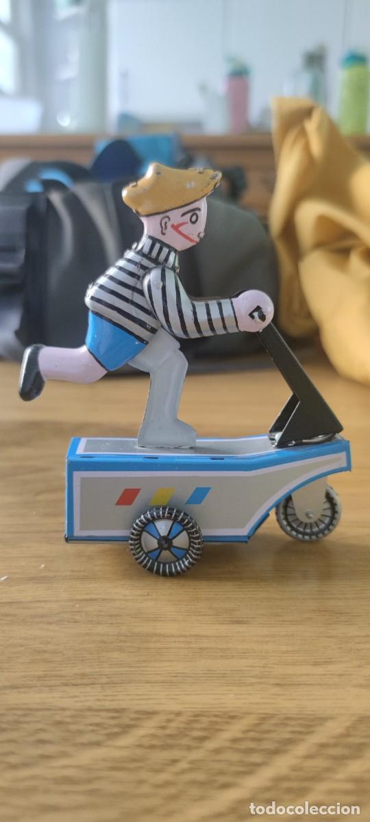 Juguetes antiguos de hojalata: Juguete de hojalata - Ni&ntilde;o en patinete