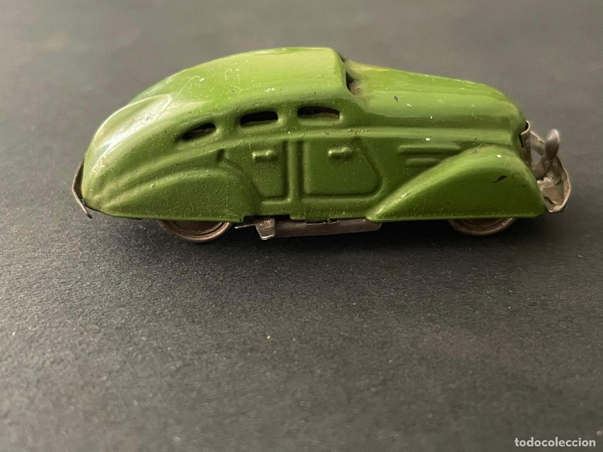 Juguetes antiguos de hojalata: COCHE PULGA RICO EN HOJALATA (MECANISMO A CUERDA)