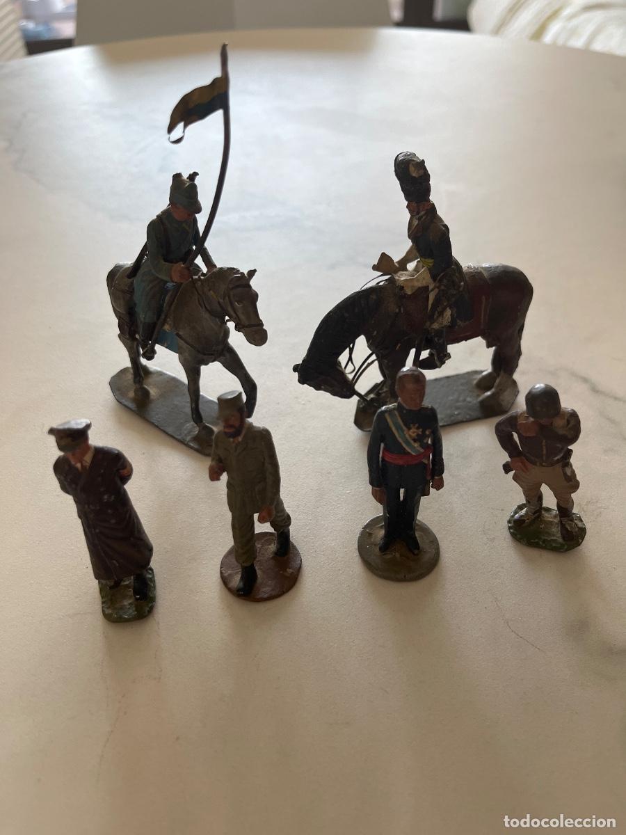 Juguetes antiguos de hojalata: Lote antiguo de figuras de metal