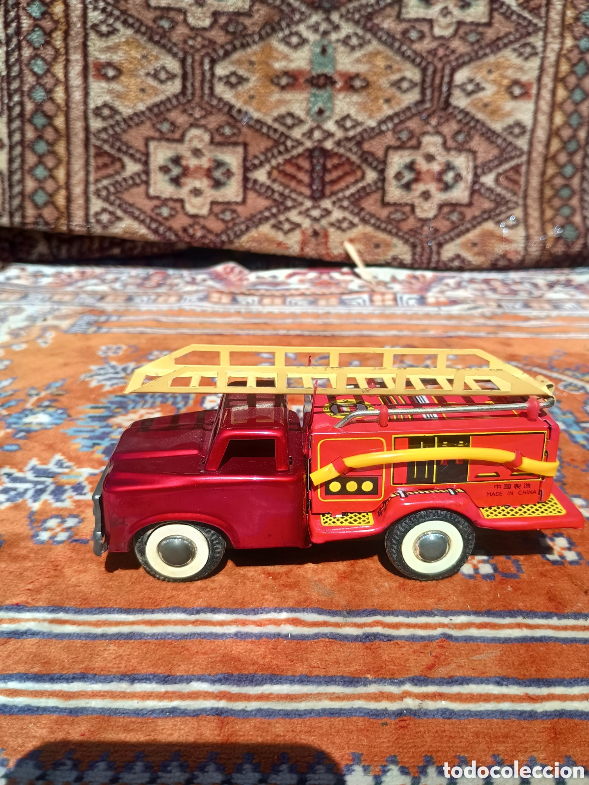 Jouets anciens en fer-blanc: Cami&oacute;n hojalata rojo