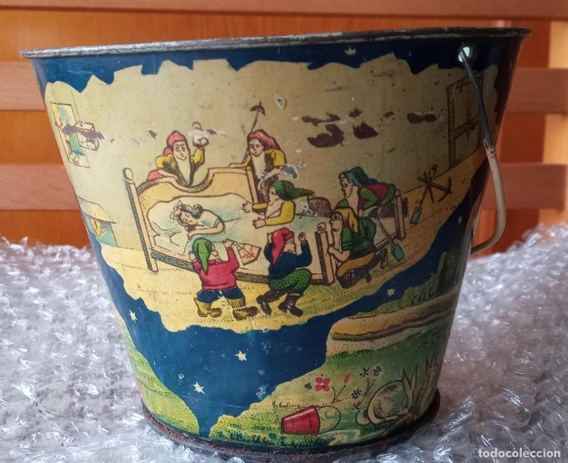Juguetes antiguos de hojalata: Antiguo 1920/30 cubo juguete hojalata del personaje de Walt Disney Blancanieves y los siete enanitos