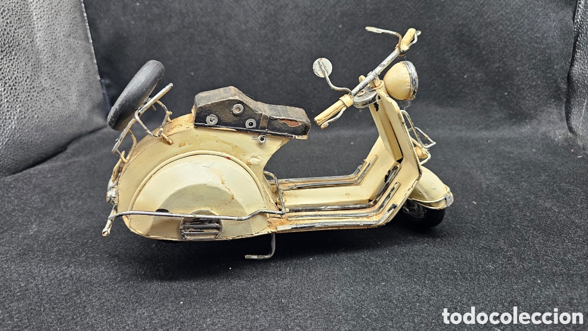 Juguetes antiguos de hojalata: Moto vespa de chapa....
