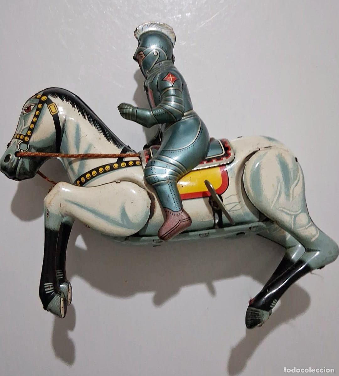 Juguetes antiguos de hojalata: Antiguo caballero medieval a caballo Daiya (Jap&oacute;n) a&ntilde;os 50/60 - Para restaurar