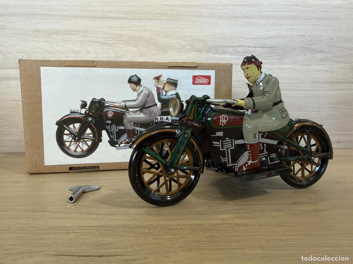 Juguetes antiguos de hojalata: Motorista Con Acompa&ntilde;ante de Hojalata / Reproducci&oacute;n (Paya, 1905)