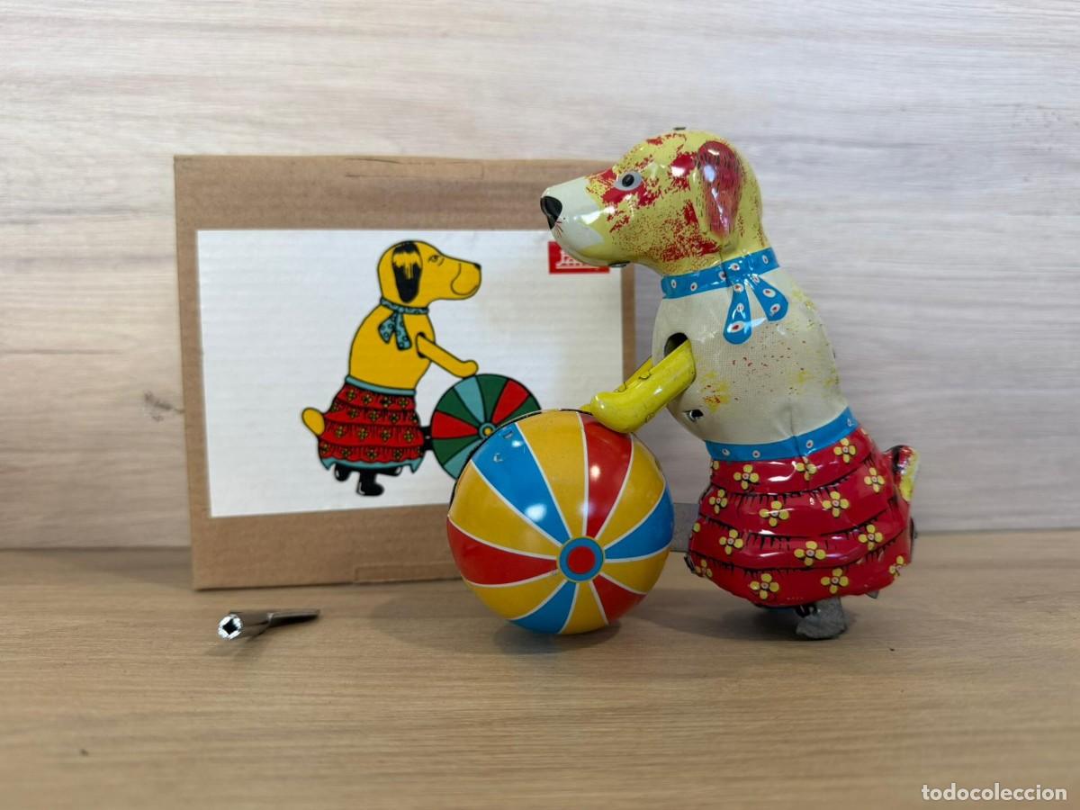Juguetes antiguos de hojalata: Perro Con Pelota de Hojalata / Reproducci&oacute;n (Paya, 1905)