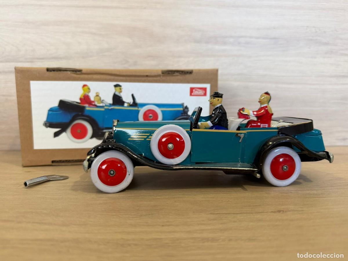 Juguetes antiguos de hojalata: Coche Descapotable Con Piloto y Acompa&ntilde;ante de Hojalata / Reproducci&oacute;n (Paya, 1905)