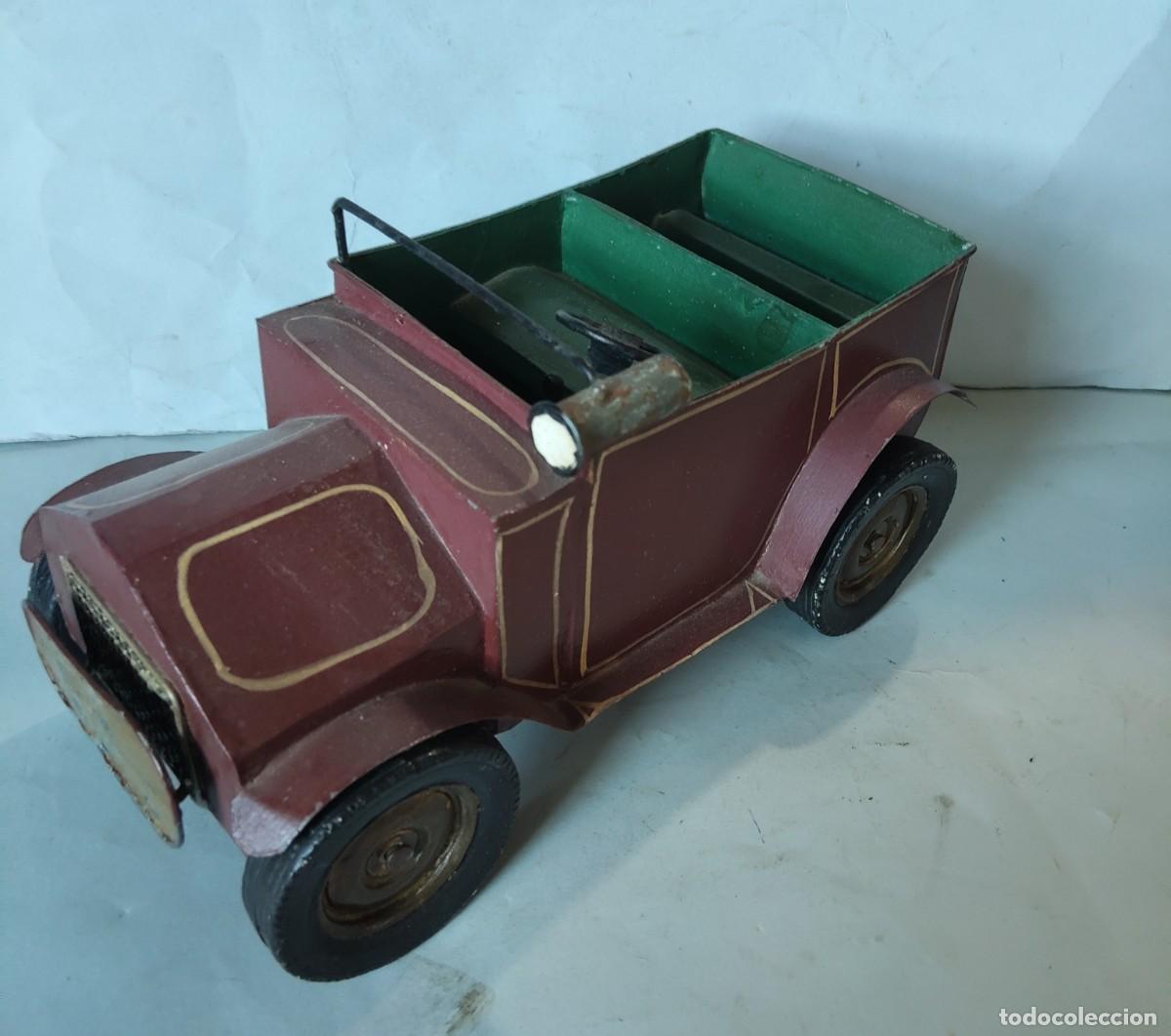 Juguetes antiguos de hojalata: Antiguo coche de juguete De chapa pintado