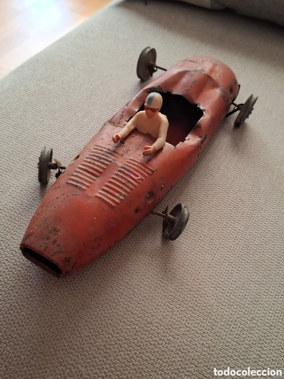 Juguetes antiguos de hojalata: ANTIGUO JUGUETE DE HOJALATA COCHE CARRERAS Y PILOTO GOMA A RESTAURAR PAYA RICO ?? GRANDE 35 X 10 CM