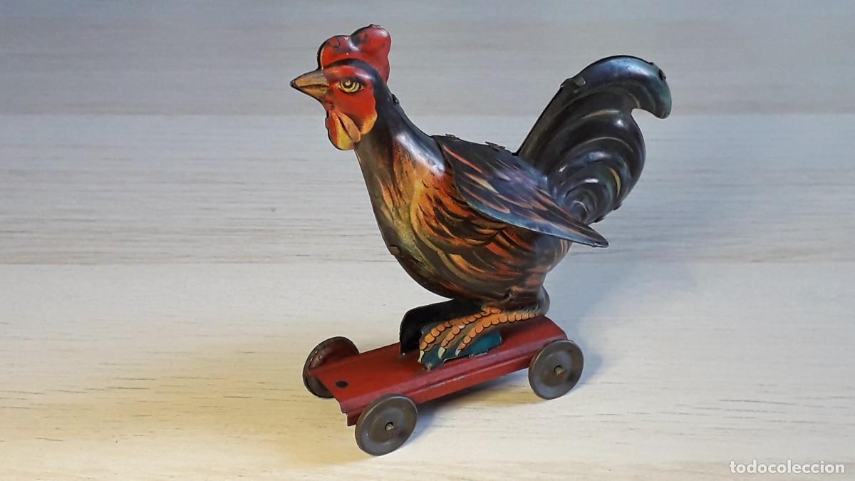 Brinquedos antigos de folha-de-Flandres: Muy raro Gallo sobre peana con ruedas, hojalata, Pay&aacute; Ibi Spain, original 1920-1930.