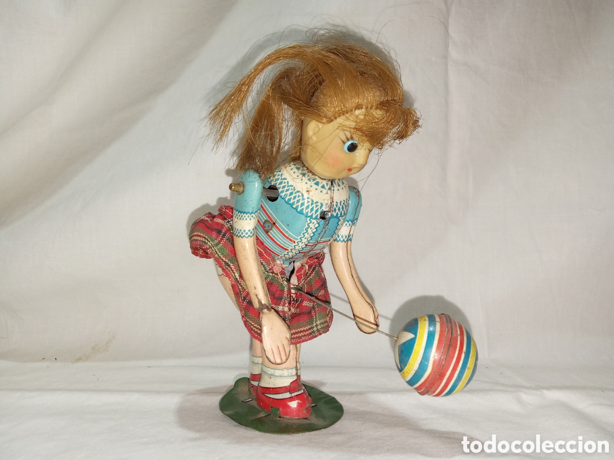 Jouets anciens en fer-blanc: NI&Ntilde;A QUE JUEGA CON PELOTA EN HOJALATA