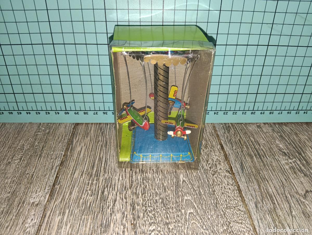 Juguetes antiguos de hojalata: Reproduccion juguete de hojalata T&iacute;o vivo Carrusel con 3 aviones Tin toys