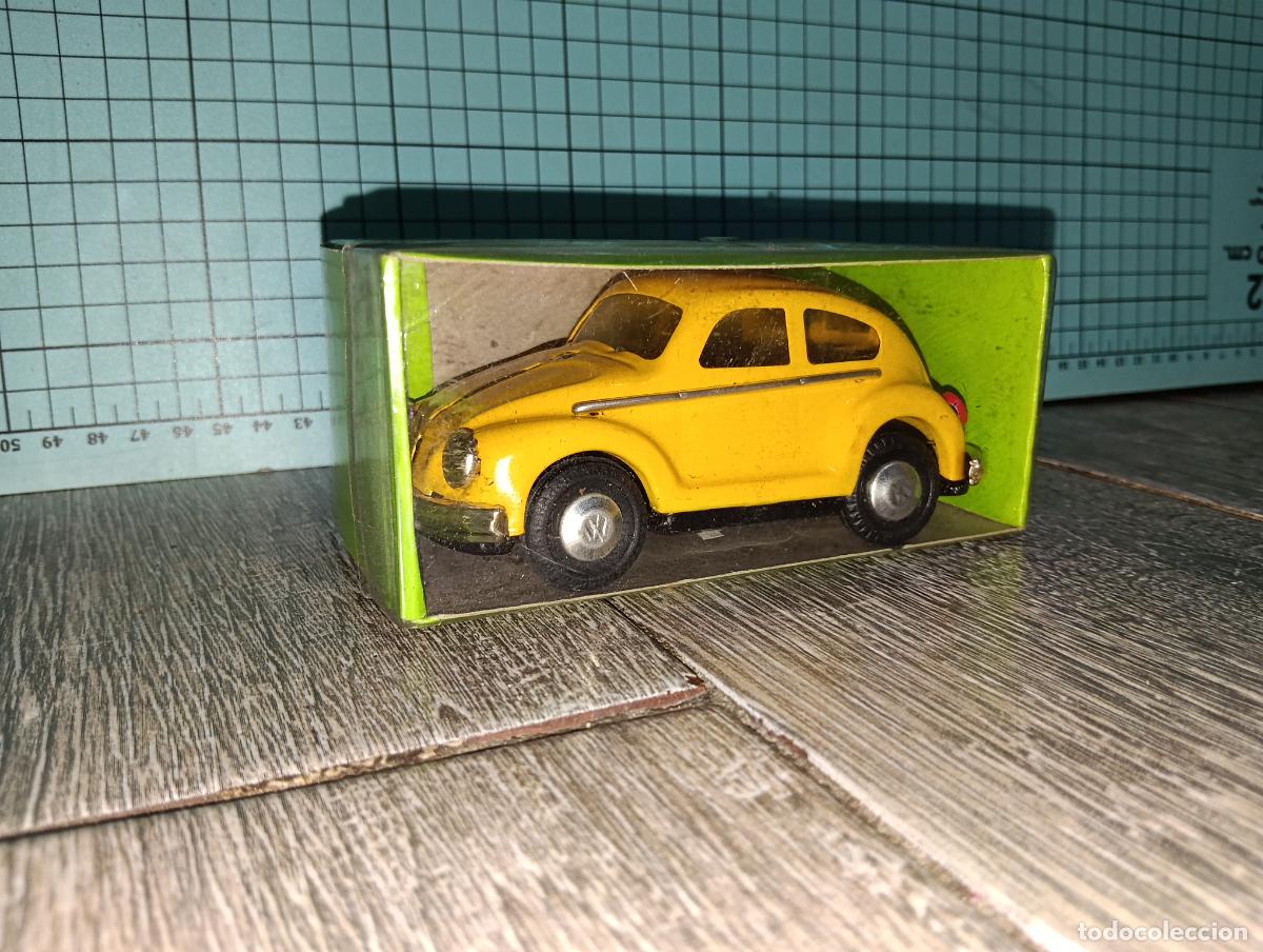 Juguetes antiguos de hojalata: Reproduccion juguete de hojalata Coche Volkswagen Escarabajo Amarillo MF 146 Tin toys a fricci&oacute;n