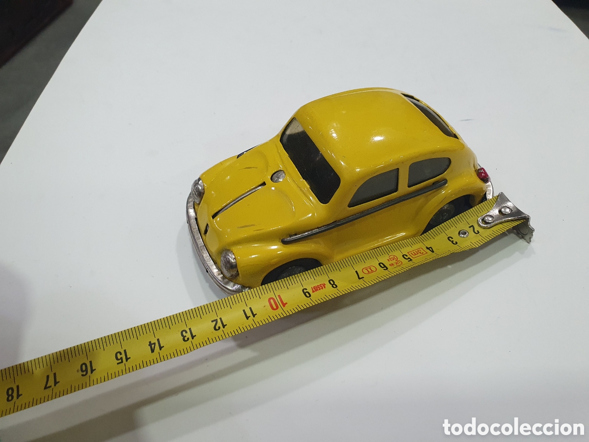 Juguetes antiguos de hojalata: Coche de lata Beetle amarillo. (L132) - Foto 3