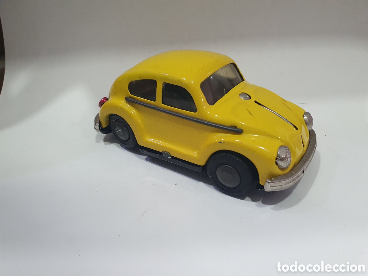 Juguetes antiguos de hojalata: Coche de lata Beetle amarillo. (L132)
