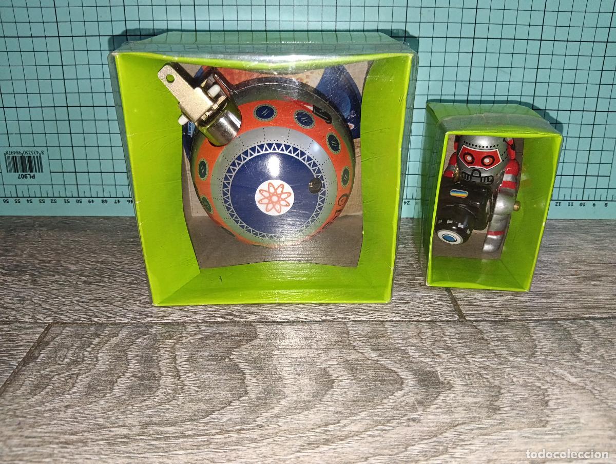 Juguetes antiguos de hojalata: Reproduccion juguete de hojalata Estaci&oacute;n Espacial Mars-10 y Astronauta Fot&oacute;grafo Tin toys a cuerda