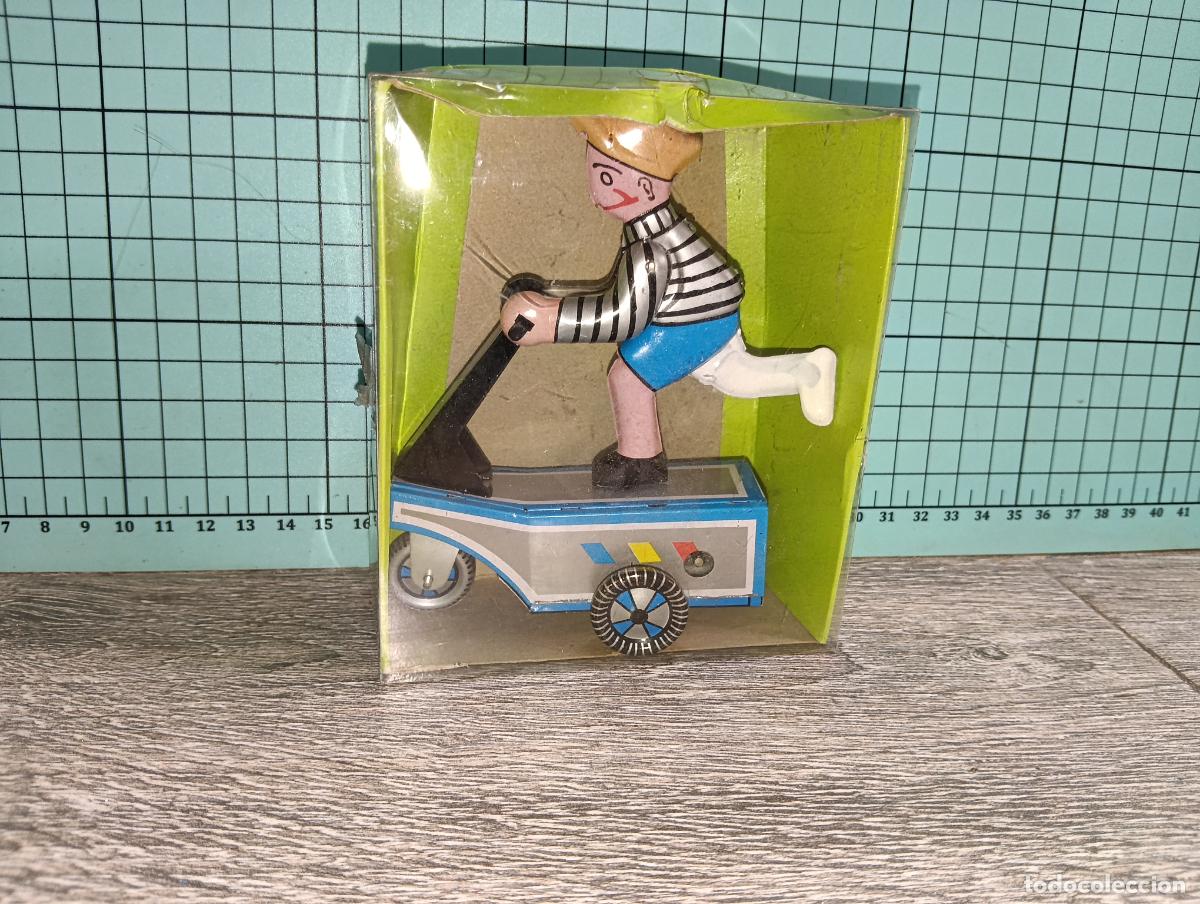 Juguetes antiguos de hojalata: Reproduccion juguete de hojalata Ni&ntilde;o en patinete Tin toys a cuerda