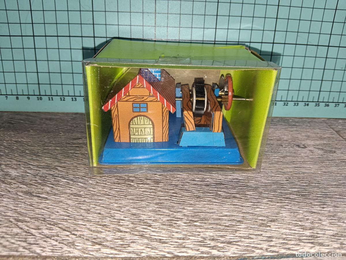 Juguetes antiguos de hojalata: Reproduccion juguete de hojalata casa con molino de agua noria a manivela Tin toys a cuerda