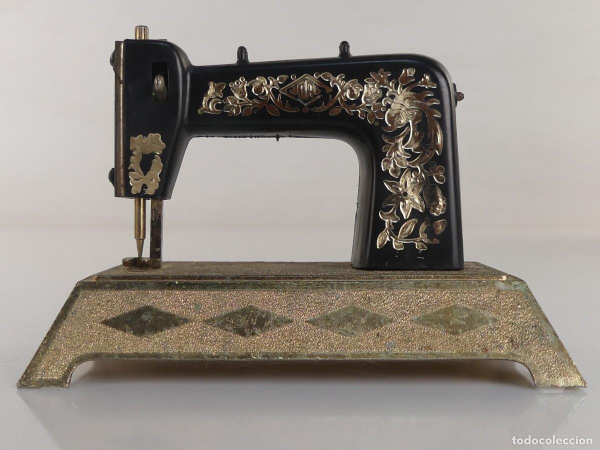 Juguetes antiguos de hojalata: JUGUETE MAQUINA DE COSER EN MINIATURA