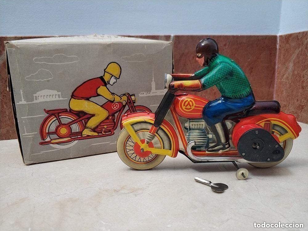 Juguetes antiguos de hojalata: Antigua moto rusa de hojalata litografiada URSS. A&ntilde;os 50-60. Funciona a cuerda en su caja