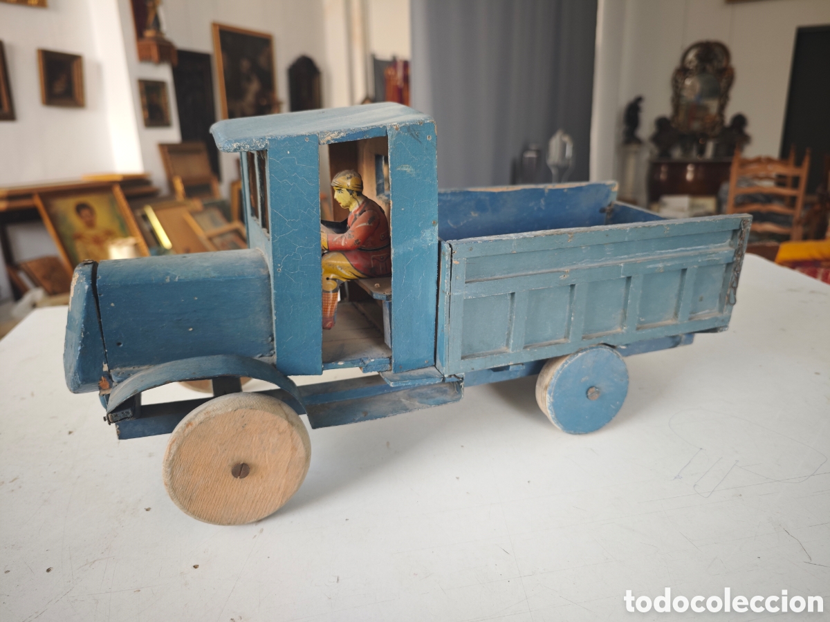 Juguetes antiguos de hojalata: Gran cami&oacute;n de juguete de madera con conductor de hojalata &ndash; a&ntilde;os 30