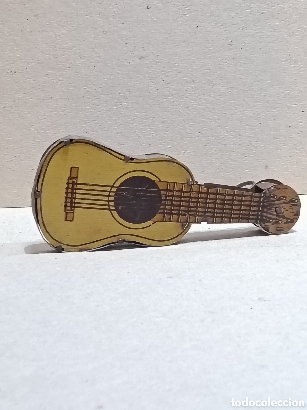 Juguetes antiguos de hojalata: Carracla guitarra de paya