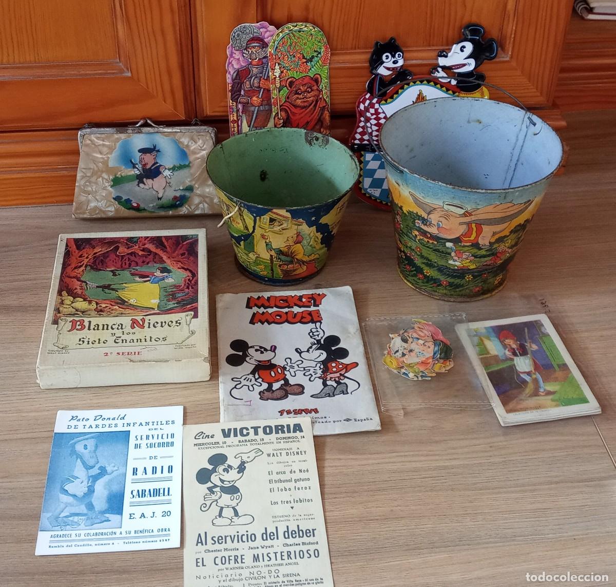 Juguetes antiguos de hojalata: Lote juguetes cubo hojalata tem&aacute;tica Walt Disney Blancanieves Mickey Mouse tres cerditos cromos etc