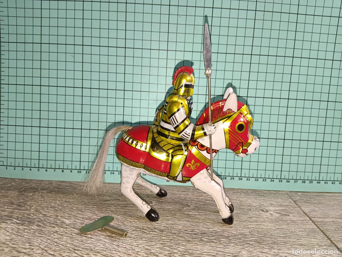 Juguetes antiguos de hojalata: Reproducci&oacute;n Juguete de hojalata a cuerda Tin Toys Caballero medieval con armadura a caballo