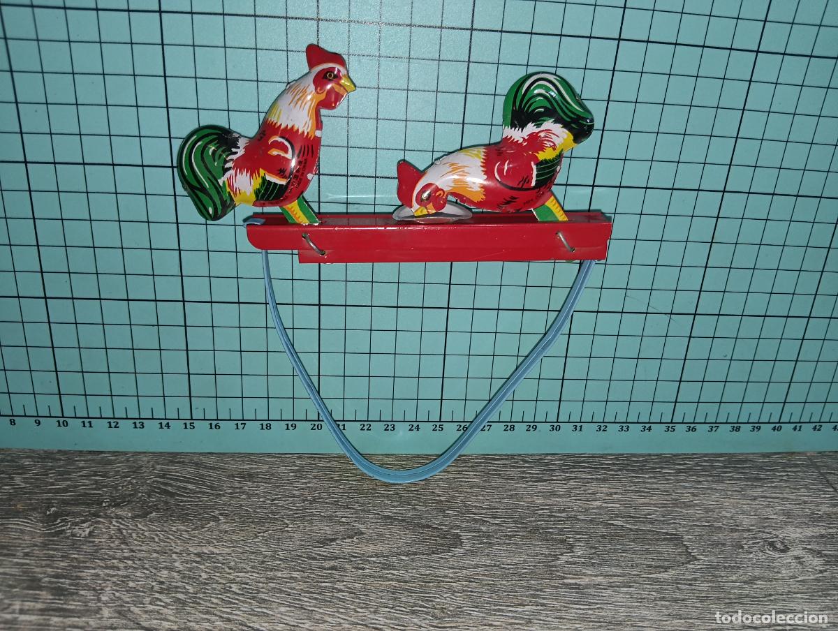 Juguetes antiguos de hojalata: Reproducci&oacute;n Juguete de hojalata Tin Toys gallos picoteando comiendo con movimiento por presi&oacute;n