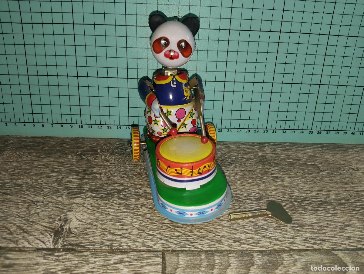 Juguetes antiguos de hojalata: Reproducci&oacute;n Juguete de hojalata Tin Toys Panda tamborilero tocando el tambor a cuerda