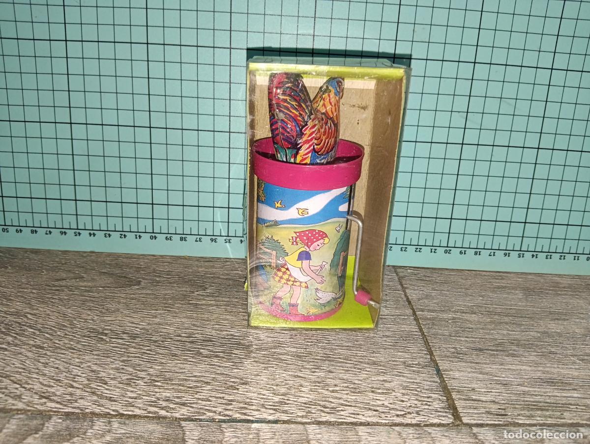 Juguetes antiguos de hojalata: Reproducci&oacute;n Juguete de hojalata Tin Toys Carraca con gallina manivela