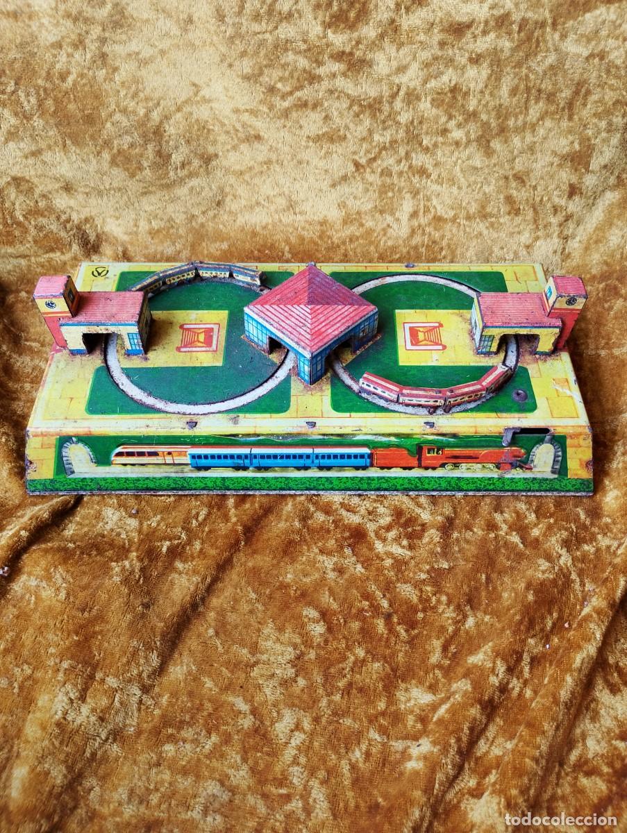 Juguetes antiguos de hojalata: TIN TOY: circuito para dos trenes en miniatura de fabricaci&oacute;n rusa -a&ntilde;os sesenta/setenta del pasado