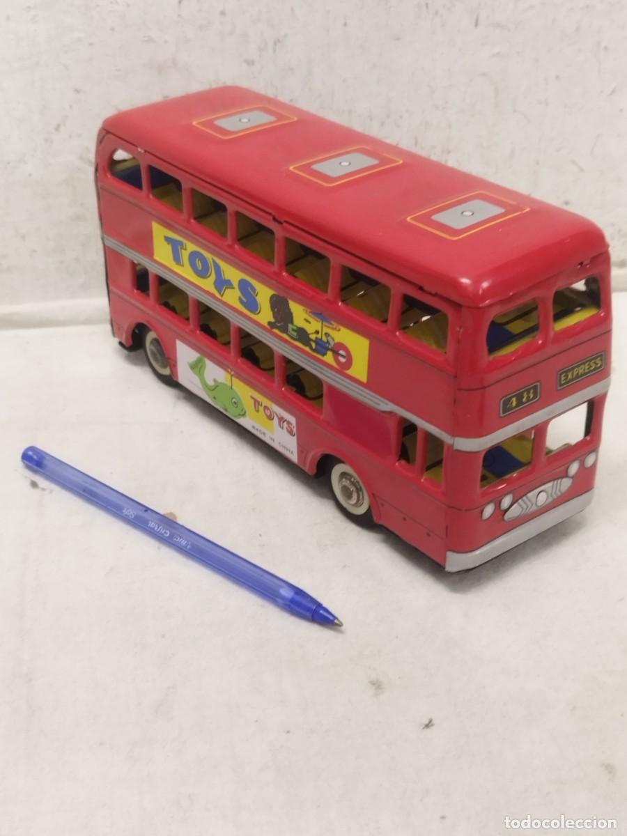 Juguetes antiguos de hojalata: Antiguo coche de juguete, autob&uacute;s de dos plantas t&iacute;pico ingl&eacute;s de color rojo. A friccion, funciona.