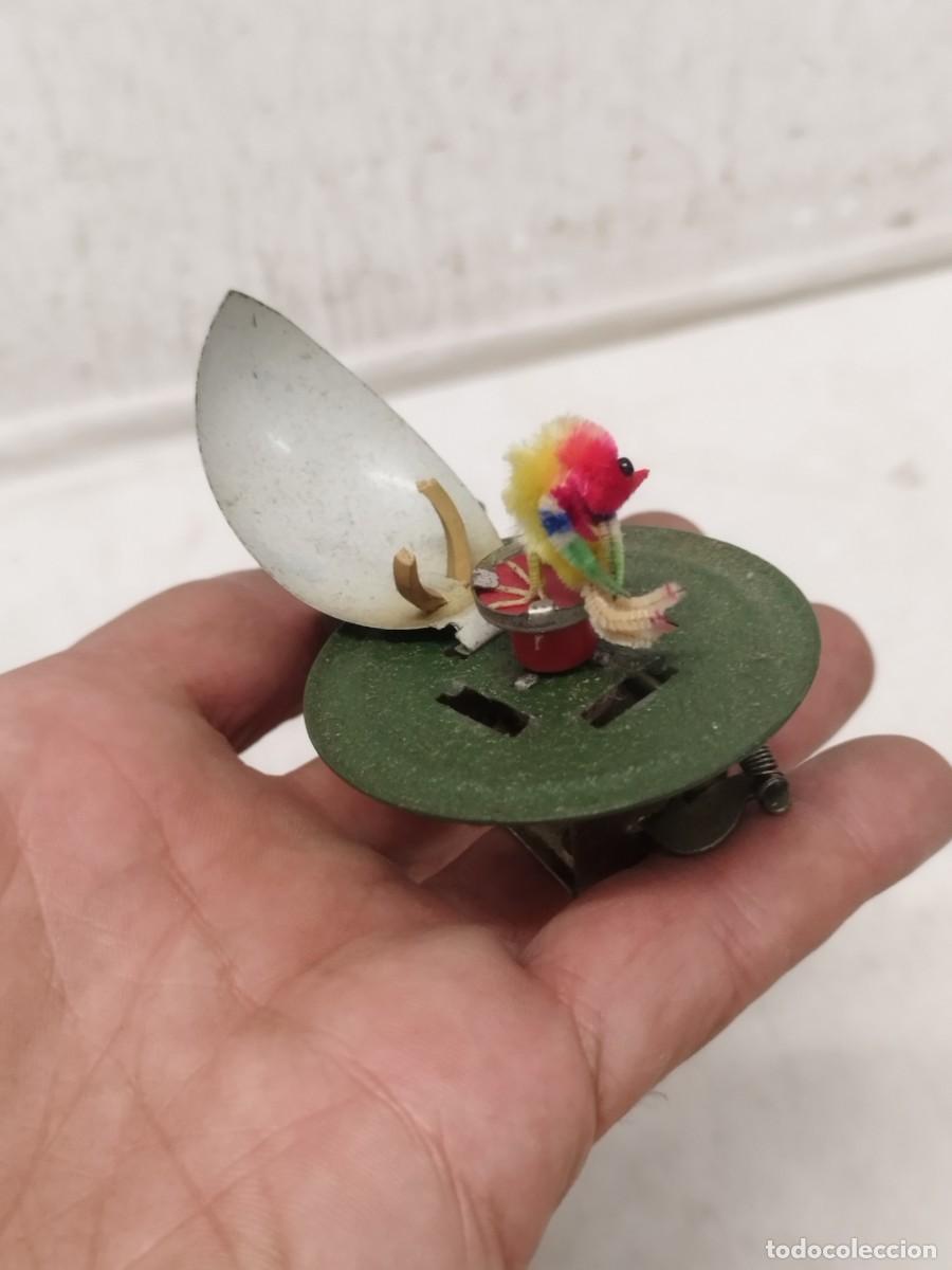 Juguetes antiguos de hojalata: Antiguo juguete a restaurar de un pollito y un huevo. Pollo en huevo sorpresa.