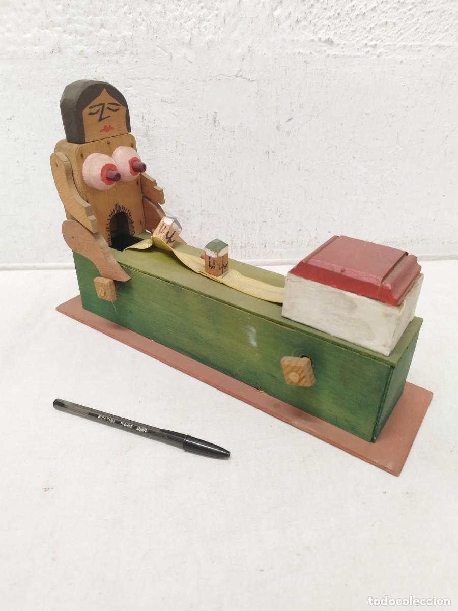 Juguetes antiguos de hojalata: Antiguo juguete artesanal de madera. De mujer desnuda, erotico. Con mu&ntilde;ecos entrando en su cuerpo.